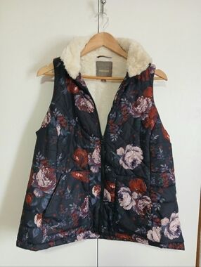 Maurices 0X Floral Puffer Vest - Red Roses - Faux Fur Lining - Grandmacore